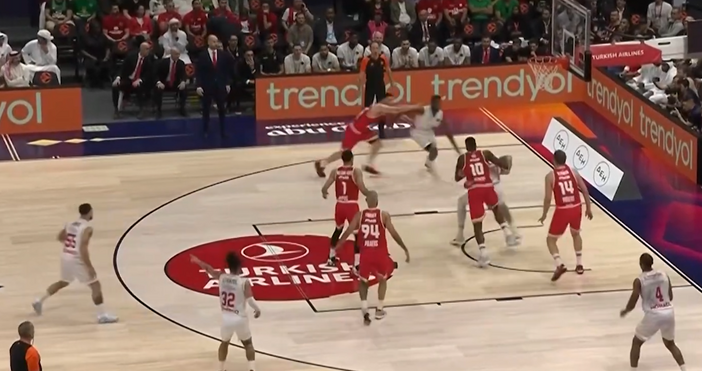 Олимпиакос играе в момента с Монако в зала Етихад Арена