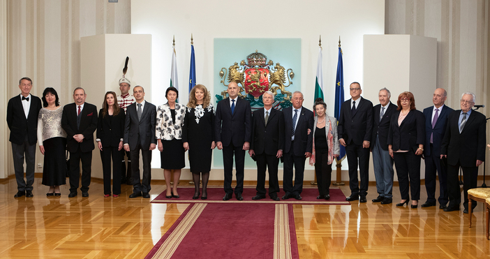 Президентът Румен Радев отличи с държавни отличия изтъкнати дейци на