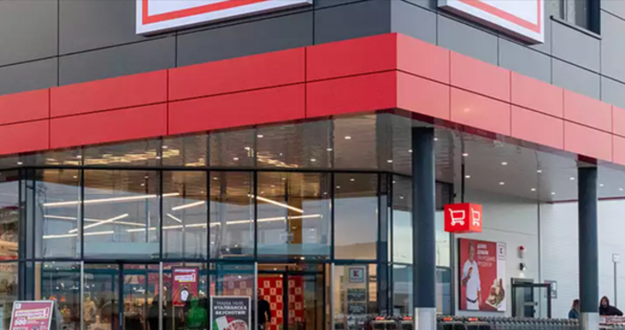 Сладки банани ще посрещат всяко дете посетило обновения магазин на