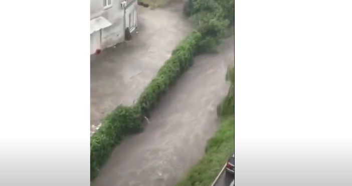 Силна буря придружена от проливен дъжд градушка и светкавици удари