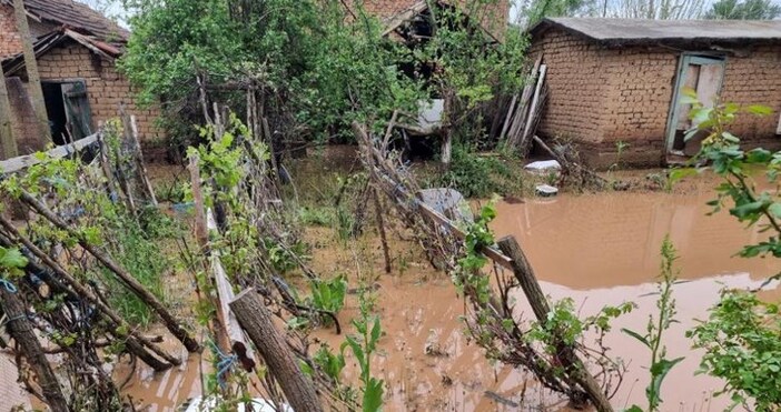 Дворове на къщи са наводнени след валежа в русенското селоПороен