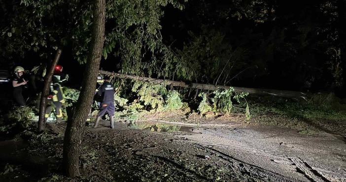 Около 21 00 часа снощи градушка премесена с дъжд и силна