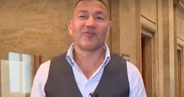 Любимата му книга е Библията а на децата си не