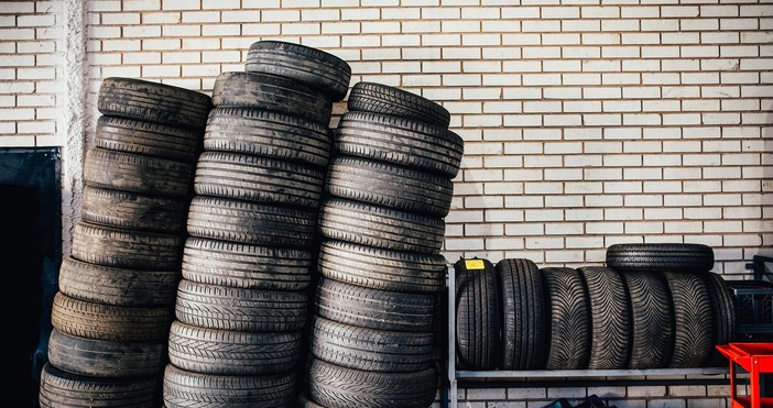 Докато използват автомобил водачите трябва постоянно да следят техническото му