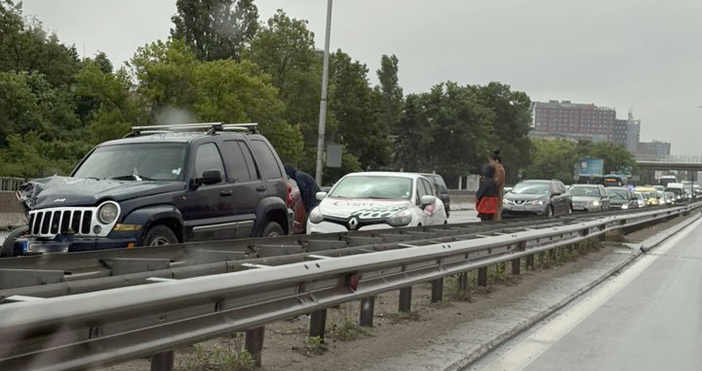 Един човек е леко пострадал при катастрофа между три автомобила
