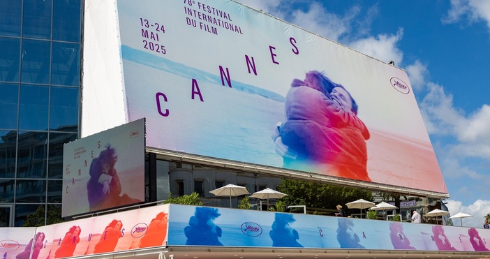 Три от четирите крака на голям на стълб на електрическа