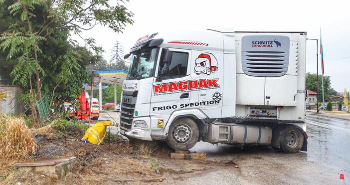 Снимки: Видео от пътна камера показва как по-рано днес тир