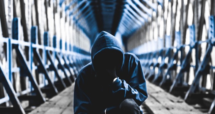 Неграмотността и насилието сред младежките банди контрастират с ценностите на