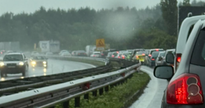 Километрова колони от коли се заформи по магистрала Тракия Задръстването