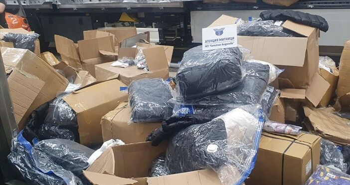 Митническите служители на ГКПП Капитан Андреево задържаха 34 573 текстилни