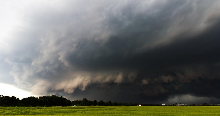 През следващото денонощие времето в страната ще се задържи облачно