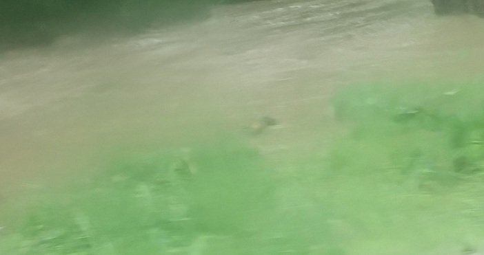 Река Батънска е излязла от коритото си съобщават потребители във