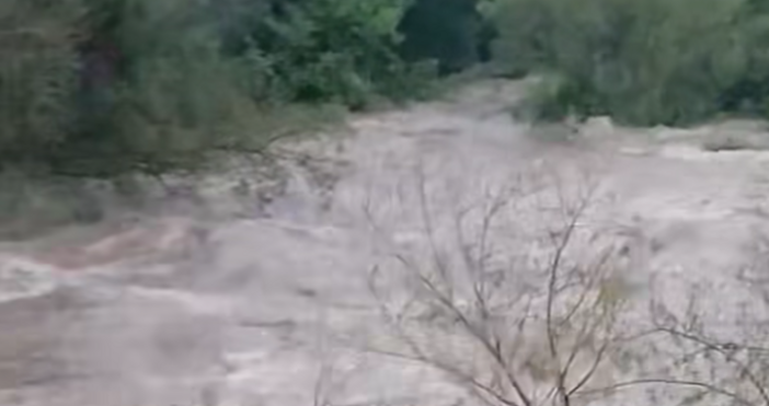 Река Вит в Централна Северна България тази сутрин е набрала