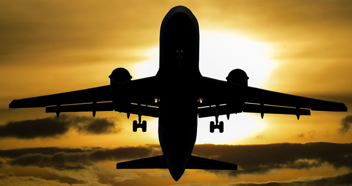 Самолет кацна аварийно след като пътник се опитва да отвори