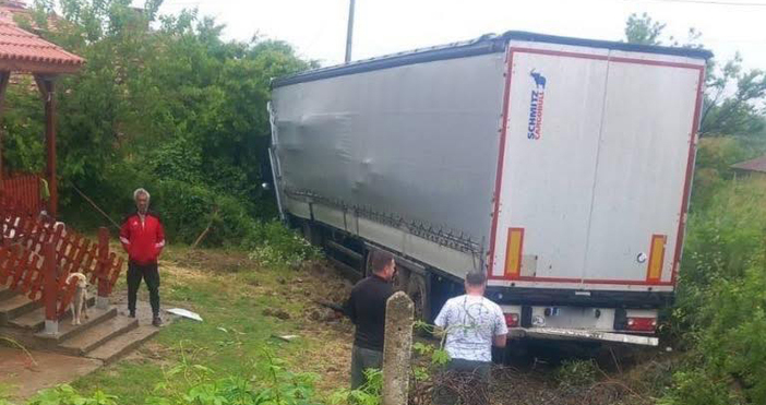 Товарен автомобил катастрофира в Арчар Камионът излязъл от пътя и