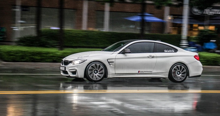 В дъждовно време като днес шофьорите тряба да бъдат особено