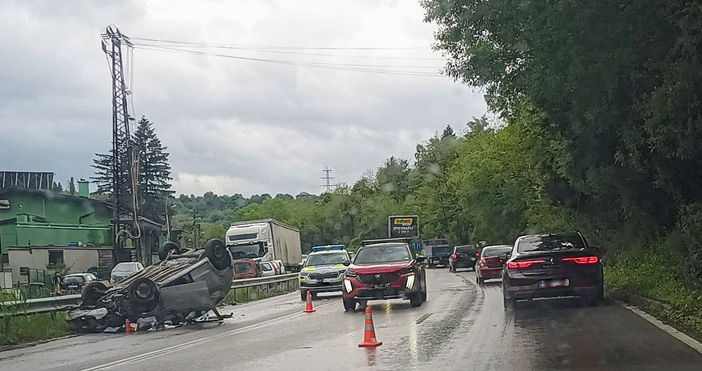 Тежка катастрофа затрудни движението на пътя между Перник и София