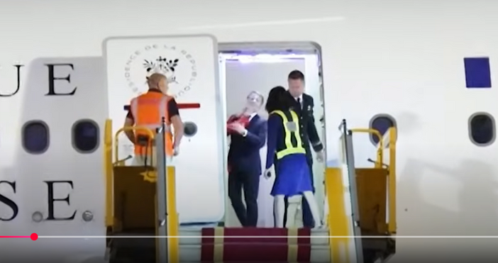 Френският президент Еманюел Макрон и съпругата му Брижит бяха заснети