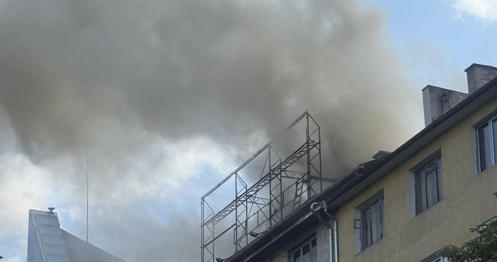 Снимки: Пожар пламна в сграда на столичния булевард Витоша. Сигнал за