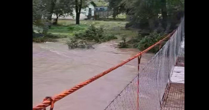 Река Вит в Тетевен е излязла от коритото си кметът