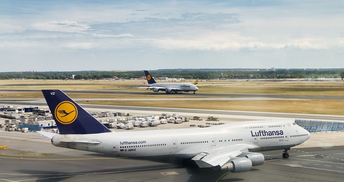 Водещата европейска авиокомпания Lufthansa обяви че удължава спирането на полетите