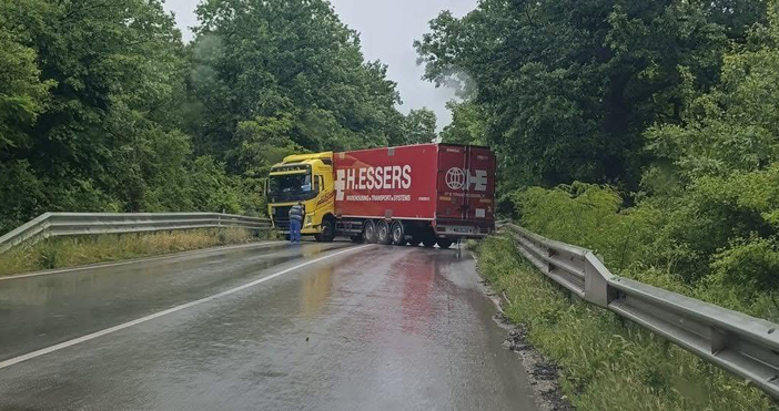 Снимки Фейсбук Д РусиноваИнцидентите с тирове по пътищата ни продължават