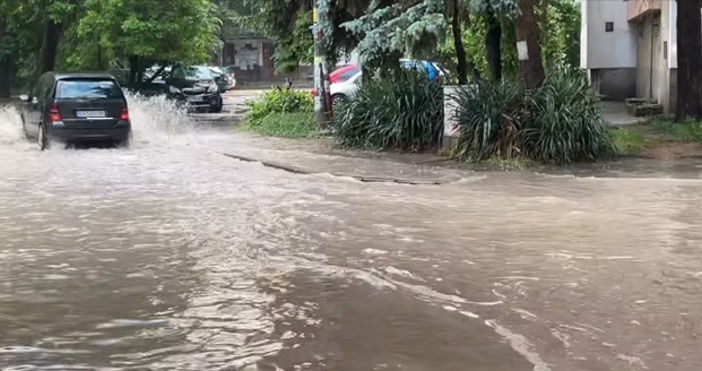 Проливен дъжд се изля над Плевен тази вечер Падналото количество за около