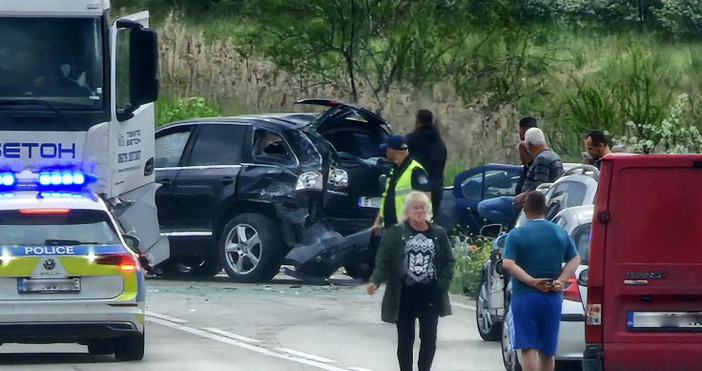 Верижна катастрофа затрудни за известно време движението по крайезерния път
