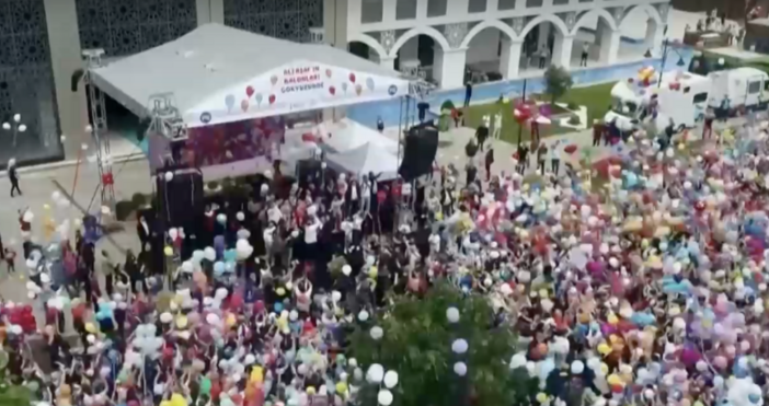 Хиляди цветни балони се издигнаха в небето над Истанбул Така