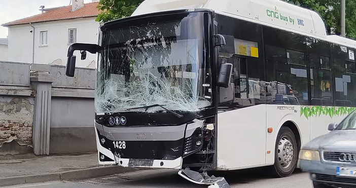 Снимки Фейсбук Катастрофи в София Н Дойчева На червено и с