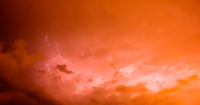 През нощта над по голямата част от страната облачността ще намалее