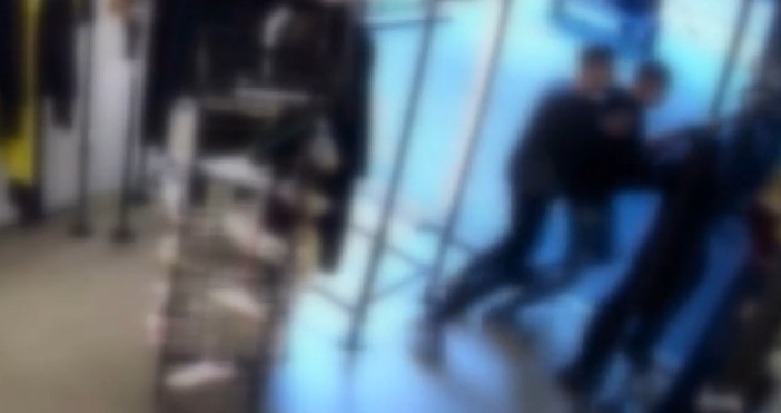 Посред бял ден в понеделник група непълнолетни нахлули в магазин
