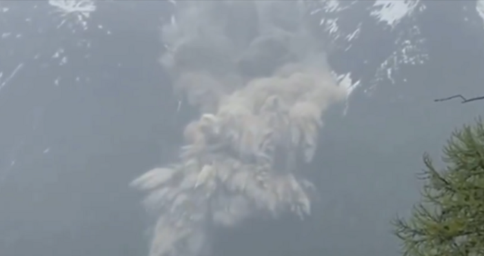 Голямо парче от ледник в швейцарските Алпи се откъсна и погреба част