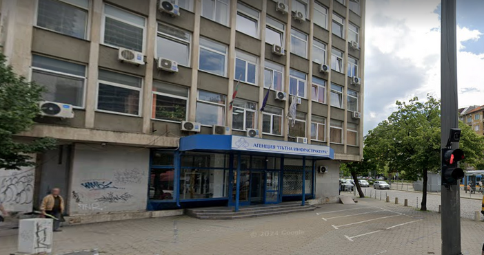 Агенция Пътна инфраструктура е обявила обществена поръчка за 27 косачки