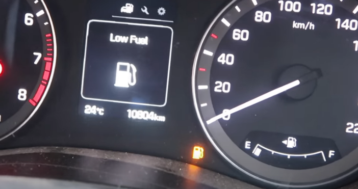 Когато индикаторът на панела на автомобила предупреждава за края на