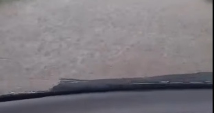 В река се е превърнал път край Плевен. Това е между