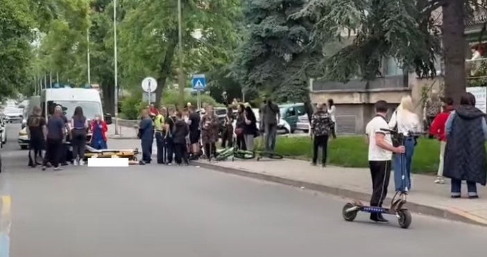 Инцидентът стана преди минути на бул. Стефан СтамболовЛинейка току-що откара