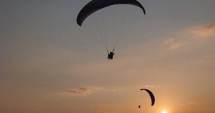 Китайски парапланерист оцеля след като случайно се изкачи до 8500 м