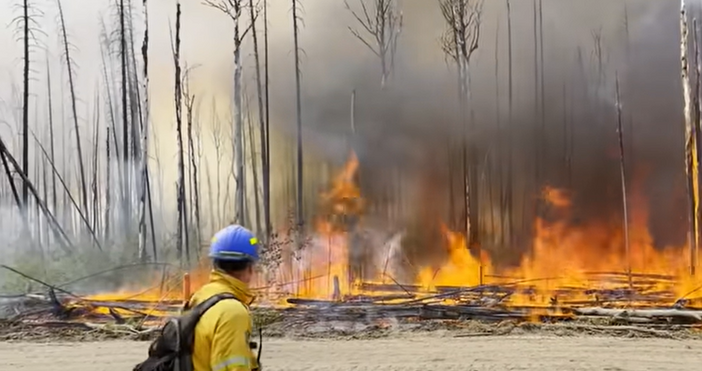 Кадри YoutubeПовече от 17 000 души бяха евакуирани в провинция