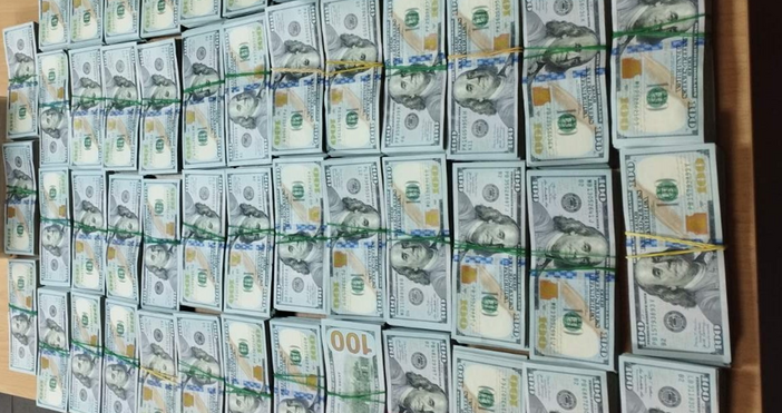 Снимки Агенция Митници Недекларирани 510 000 щатски долара и 100 000