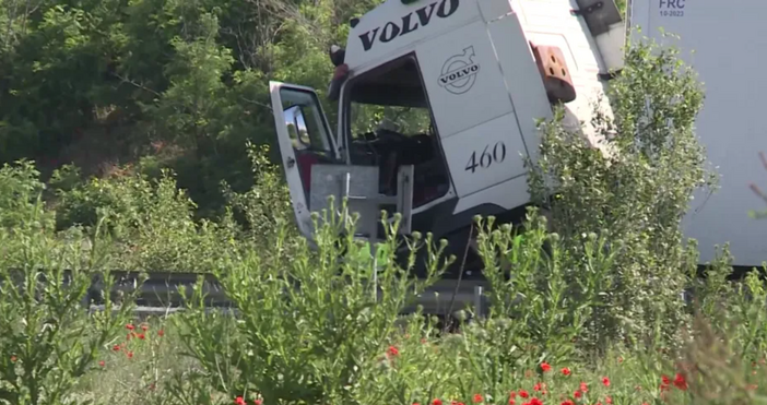 Аварирал камион на главен път Е 79 при Кресна затрудни движението