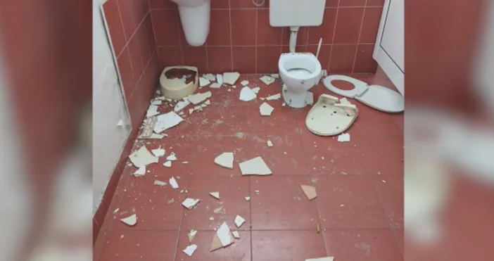 Вандали вилняха в градската градина на Пловдив Те са изпочупили