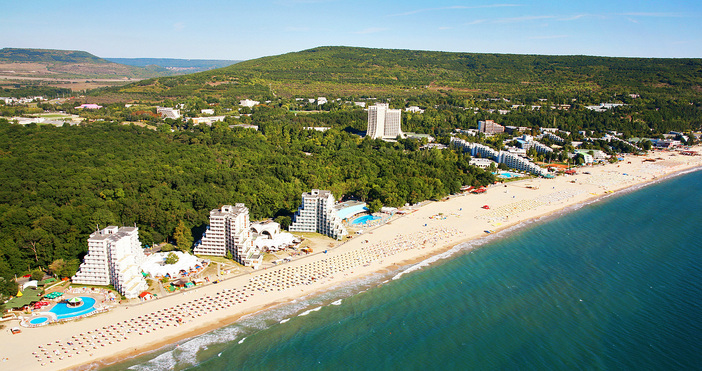 В Албена има четири различни зони за паркиране Един билет