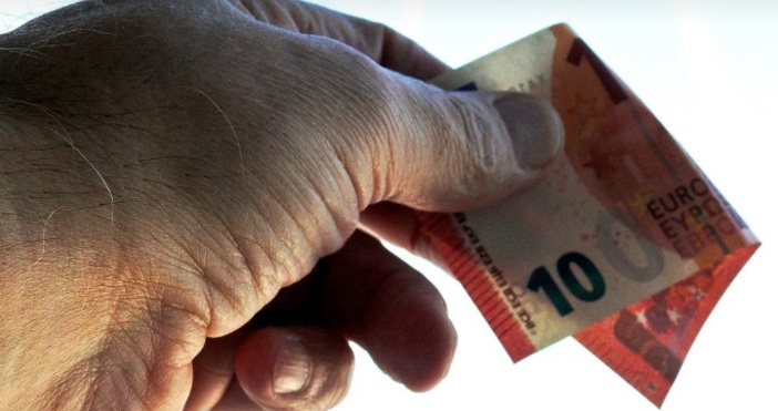 Курсът на еврото претърпя обрат и пое възходящо спрямо щатския долар в