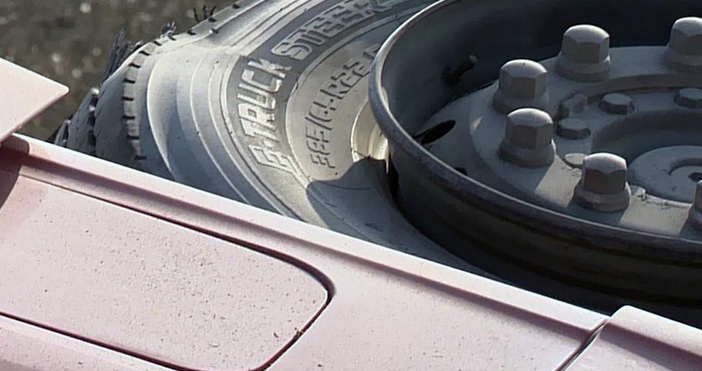 Обърнал се автовоз блокира движението на Тракия Образувала се е