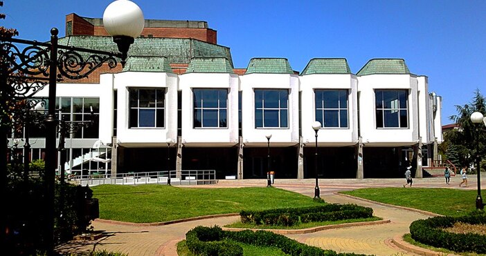 Петима мъже откраднаха част от покривната конструкция на Държавната опера