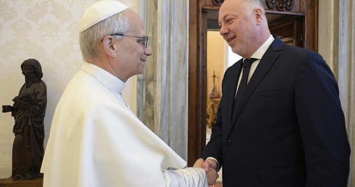 илюстрация снимка МС архивПапа Лъв XIV носи одеждите подарени от министър председателя Росен