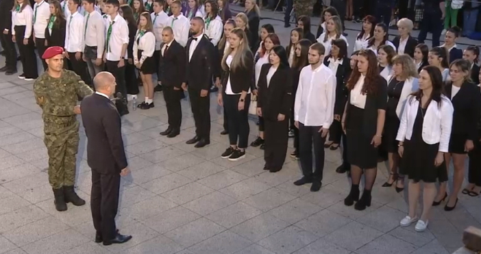 Мая Иванова Кадри БНТ Ученици и студенти участваха в строя който