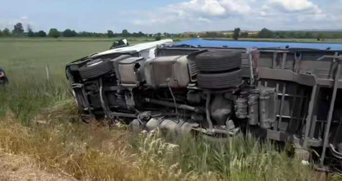 Обърнат тир на магистрала Хемус има разсипан товар Това потвърдиха