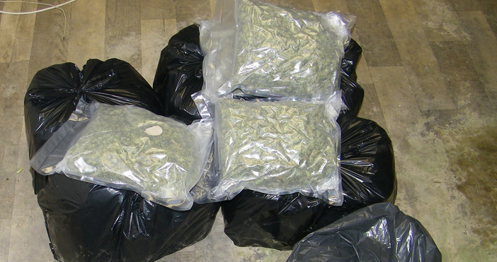 Гранични полицаи задържаха 46 годишен мъж с 15 кг канабис Служители